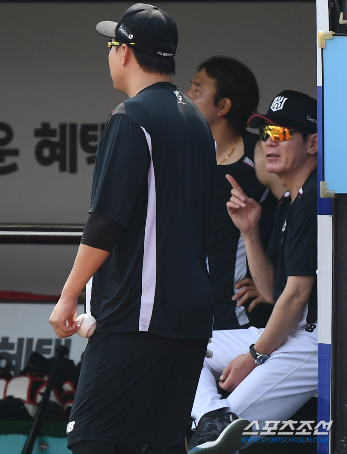 Samsung man Park Byung-ho revisits KT Wiz Park after a month 