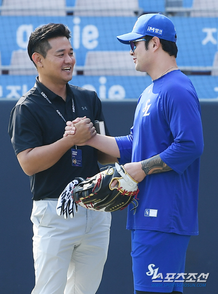 Samsung man Park Byung-ho revisits KT Wiz Park after a month 