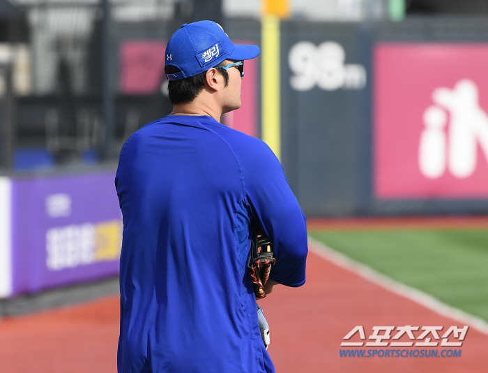 Samsung man Park Byung-ho revisits KT Wiz Park after a month 