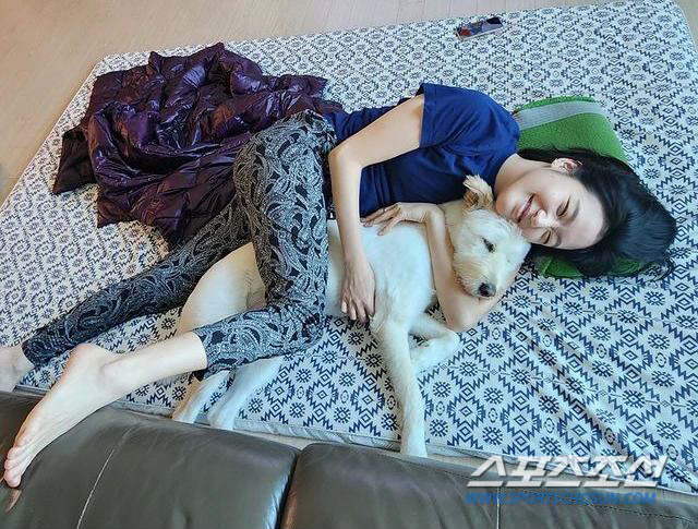  Kim Go-eun lies down in the living room with her dog, staying home is the best in the heat