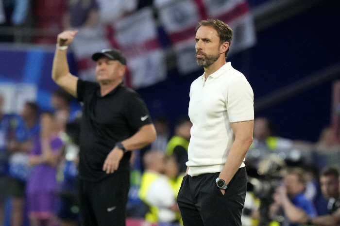 Southgate's gonna be psychotic.. 英The media are now undressing their clothes →