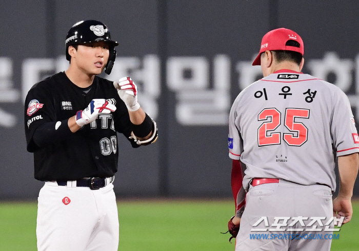 Sungbin, who led Lotte to its fourth consecutive win, has the same name and positive personality as the '0-00' back number