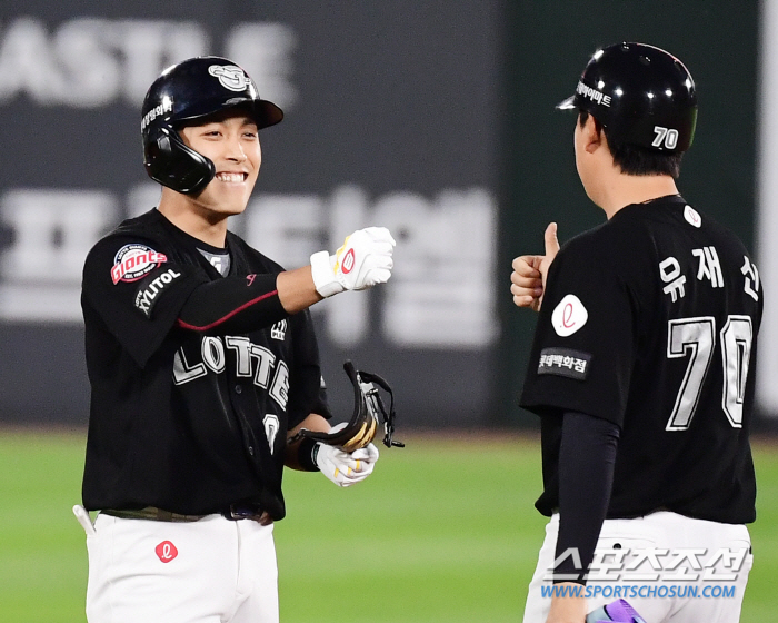 Sungbin, who led Lotte to its fourth consecutive win, has the same name and positive personality as the '0-00' back number