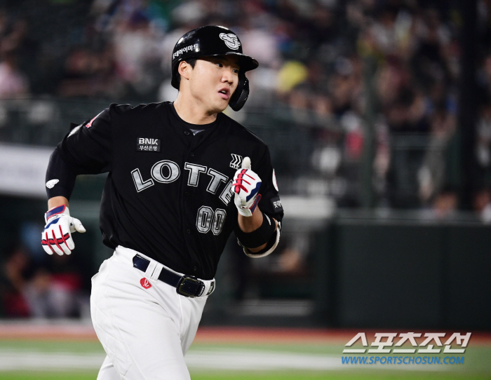 Sungbin, who led Lotte to its fourth consecutive win, has the same name and positive personality as the '0-00' back number