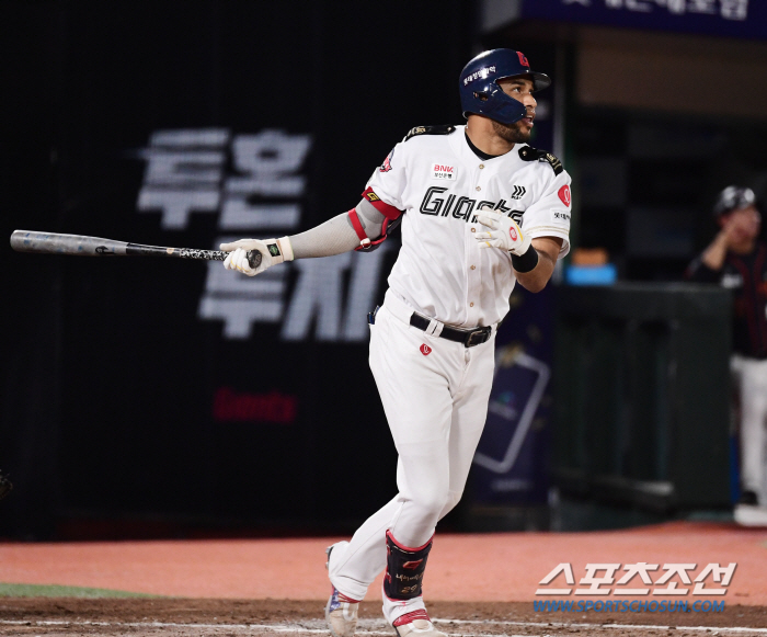 'A batting average of 0.413' is already third in RBIs and stronger in chances. Why Busan Smells Like Autumn Baseball 