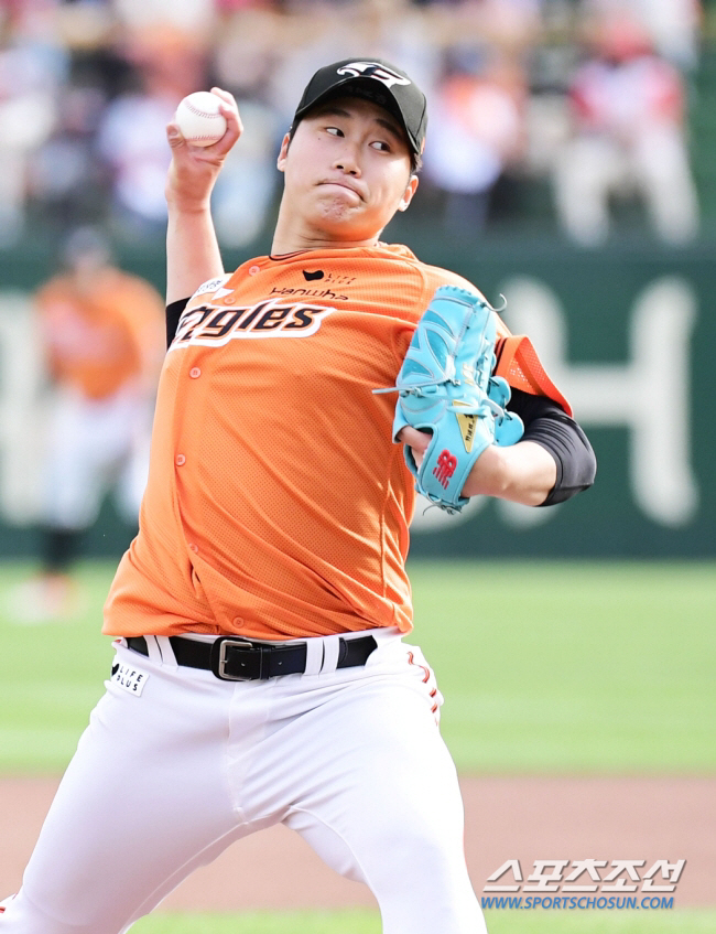 'Hanwha has a good pitching. It's a great ball.' The 900-win coach's passionate affection for the 23-year-old prospect. Let's look at the present and the future together. 