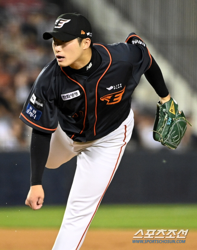 'Hanwha has a good pitching. It's a great ball.' The 900-win coach's passionate affection for the 23-year-old prospect. Let's look at the present and the future together. 