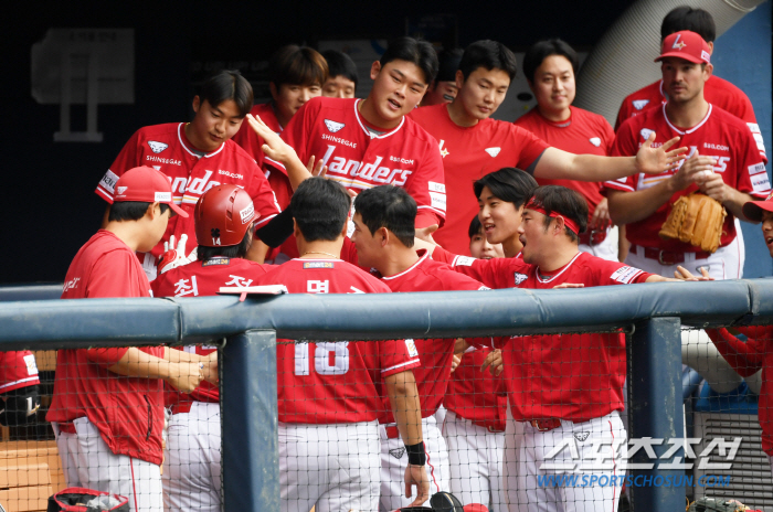 I'm 40 years old, and Jamsil's back screen is for real...Choi Jeong's amazing strength. 