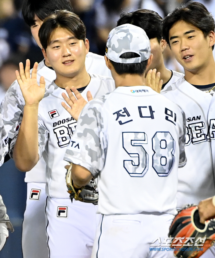 It's dry? The second Jung Soo-bin is coming up. His first hit  RBI  active base hit made his debut