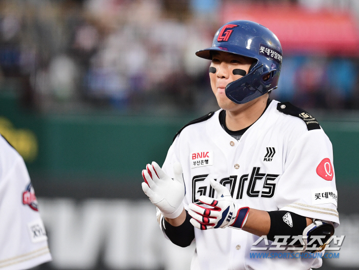 Lotte's Son Sung-bin, the third-ranked catcher of the team 'Finally showing a lot of performances that make 8 billion catcher Yoo Kang-nam forget