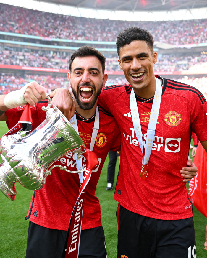 Winning the World Cup How far is the romance of the Wolkle center back...Real → Manchester United to negotiate for Serie promotion team