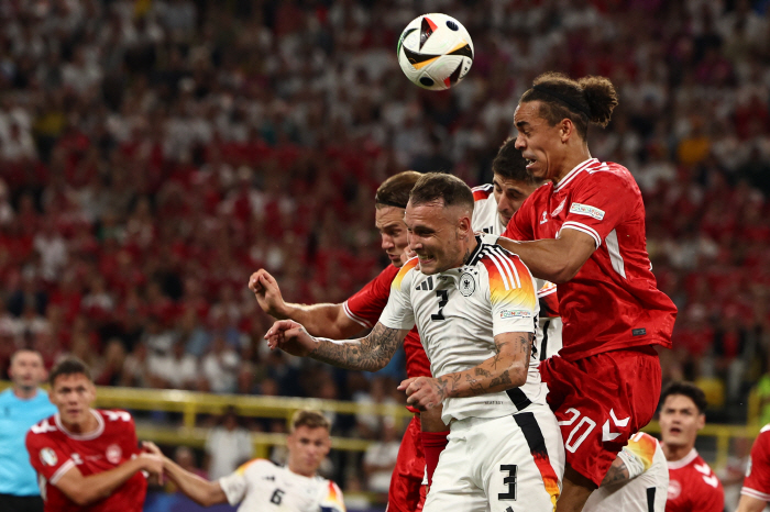 '1cm offside OK. Handball PK no way!' Denmark's controversial elimination from the round of 16. the host country's controversy over the mistrial. 英 Legend 'Handball PK? Poor defenders.'