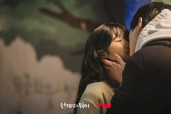 'Byeon Woo-seok ♥ Kim Hye-yoon, are you really dating? The best kiss scene 