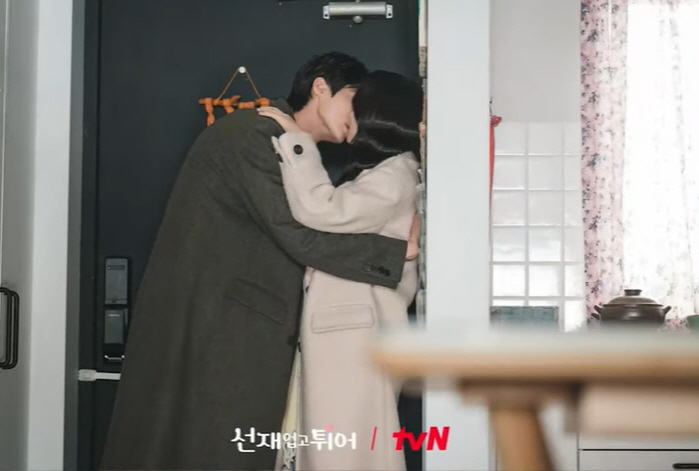 Director Byun Woo-seok ♥ Kim Hye-yoon's front door kiss scene is the best, and Melo, not Rococo. 