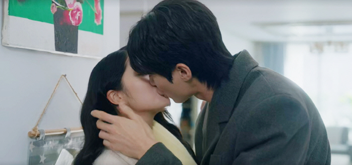 Director Byun Woo-seok ♥ Kim Hye-yoon's front door kiss scene is the best, and Melo, not Rococo. 