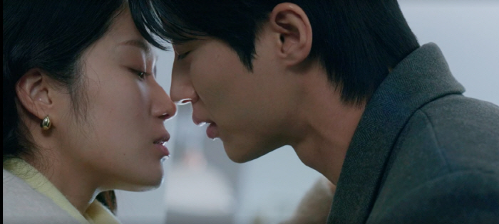 Director Byun Woo-seok ♥ Kim Hye-yoon's front door kiss scene is the best, and Melo, not Rococo. 