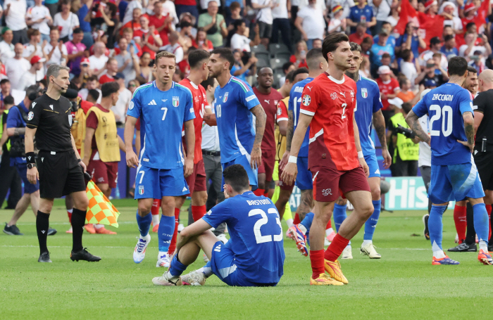 'Messy, worst 伊 I've ever seen' was completely defeated by Switzerland, and harsh criticism poured into the defending champion 