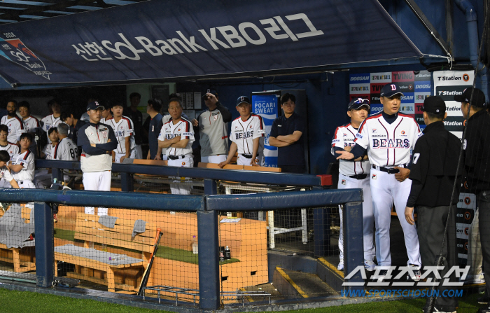 'This isn't how it ends' Coach Lee Seung-yeop couldn't leave the stadium despite the announcement of the rainfall cold...'Should've attacked in the bottom of the seventh inning'