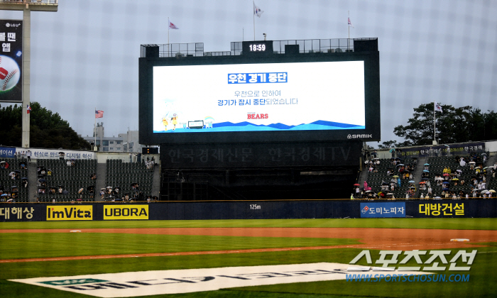 'This isn't how it ends' Coach Lee Seung-yeop couldn't leave the stadium despite the announcement of the rainfall cold...'Should've attacked in the bottom of the seventh inning'