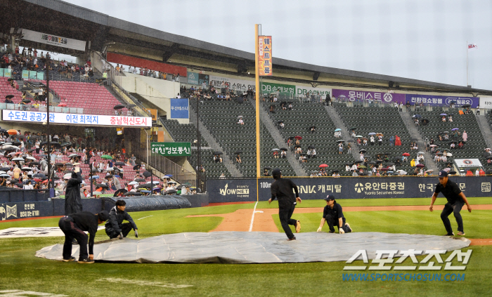 'This isn't how it ends' Coach Lee Seung-yeop couldn't leave the stadium despite the announcement of the rainfall cold...'Should've attacked in the bottom of the seventh inning'