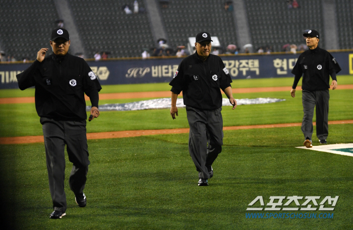 'This isn't how it ends' Coach Lee Seung-yeop couldn't leave the stadium despite the announcement of the rainfall cold...'Should've attacked in the bottom of the seventh inning'