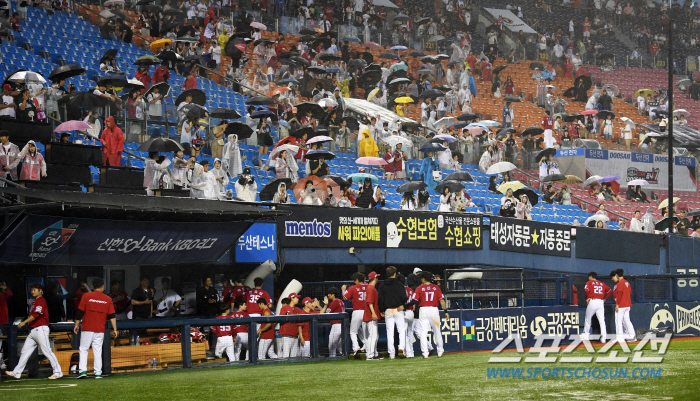 'This isn't how it ends' Coach Lee Seung-yeop couldn't leave the stadium despite the announcement of the rainfall cold...'Should've attacked in the bottom of the seventh inning'