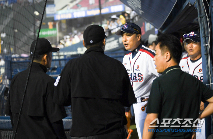 'This isn't how it ends' Coach Lee Seung-yeop couldn't leave the stadium despite the announcement of the rainfall cold...'Should've attacked in the bottom of the seventh inning'