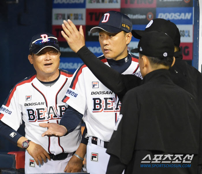 'This isn't how it ends' Coach Lee Seung-yeop couldn't leave the stadium despite the announcement of the rainfall cold...'Should've attacked in the bottom of the seventh inning'