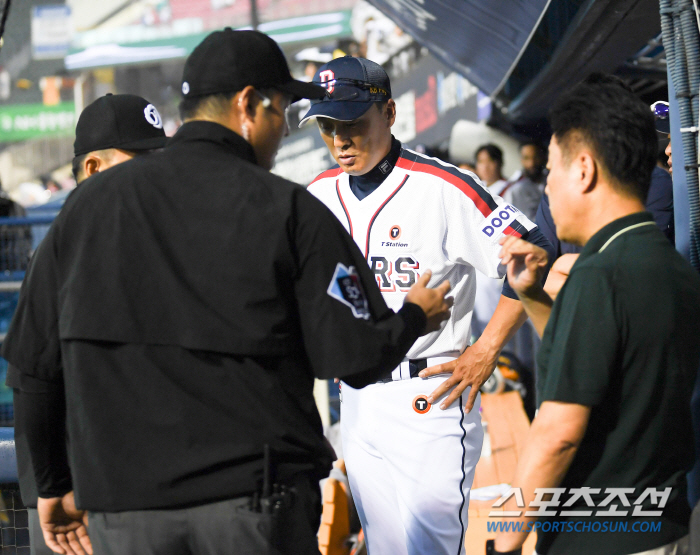 'This isn't how it ends' Coach Lee Seung-yeop couldn't leave the stadium despite the announcement of the rainfall cold...'Should've attacked in the bottom of the seventh inning'