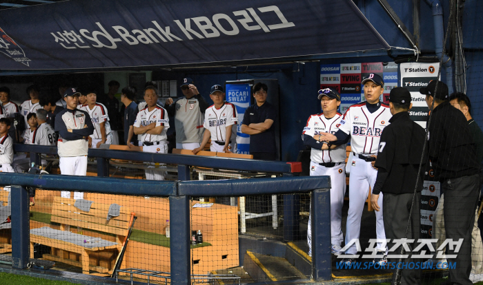 'This isn't how it ends' Coach Lee Seung-yeop couldn't leave the stadium despite the announcement of the rainfall cold...'Should've attacked in the bottom of the seventh inning'