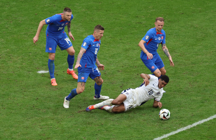 'The biggest surprise in the tournament...' Almost burst in the round of 16...'Worst 90 mins'→'Dramatic upset'England advances to the quarterfinals' with a 2-1 come-from-behind victory over Slovakia'