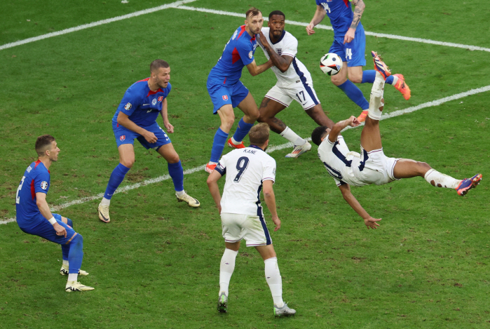 'The biggest surprise in the tournament...' Almost burst in the round of 16...'Worst 90 mins'→'Dramatic upset'England advances to the quarterfinals' with a 2-1 come-from-behind victory over Slovakia'