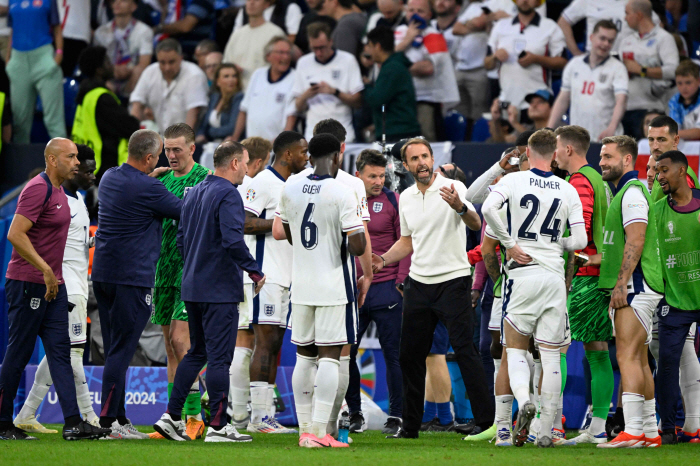 The English drama 'Southgate Crossing the Helgate' won the title, and the coach's 'Courage' became a new football that was applauded