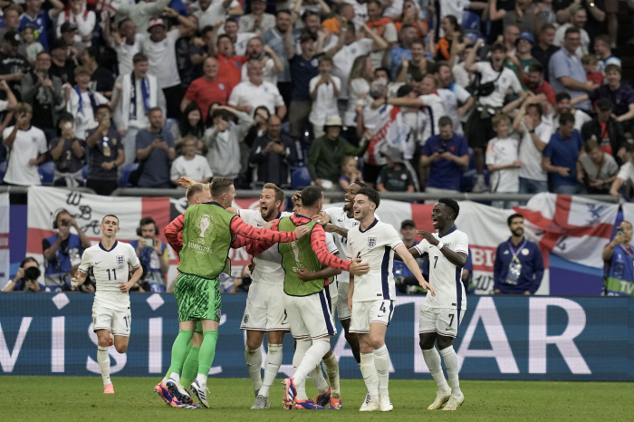 The English drama 'Southgate Crossing the Helgate' won the title, and the coach's 'Courage' became a new football that was applauded