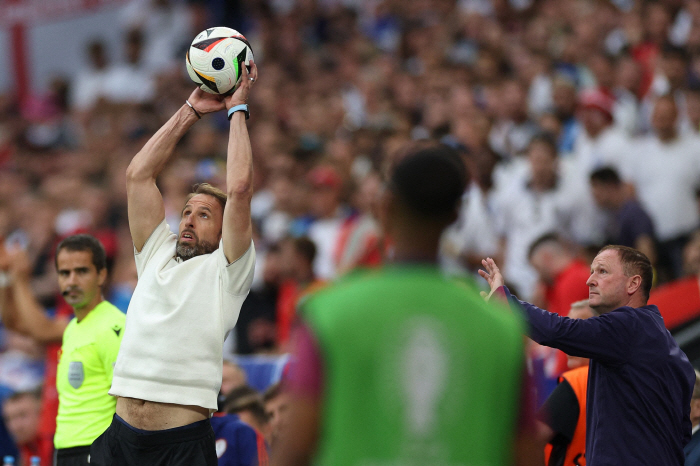 The English drama 'Southgate Crossing the Helgate' won the title, and the coach's 'Courage' became a new football that was applauded