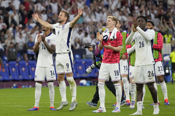 The English drama 'Southgate Crossing the Helgate' won the title, and the coach's 'Courage' became a new football that was applauded