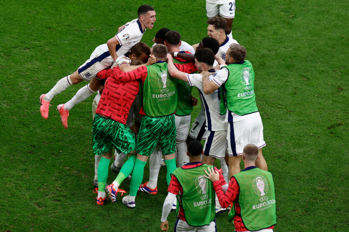 This is the power of the closing price! England come from behind to beat Slovakia 2-1 with a 'Bellingham Theatre equalizer  Kane come from behind'...advance to the quarterfinals