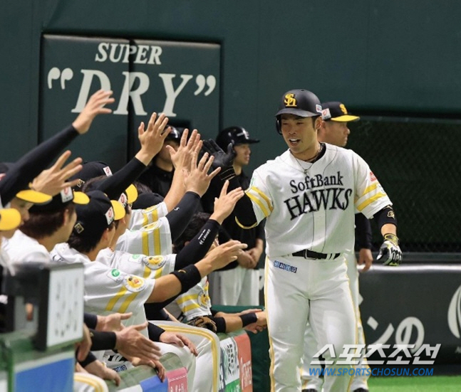 2 bases loaded in 1 game and 1st place run → 30 consecutive home runs '0', a team win rate of 0.706 solo despite poor batting at No. 4, 'You can hit it when you're in trouble.' managerial ease 