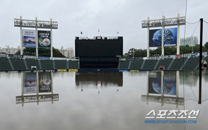 Can't we watch the rain-soaked Jamsil Baseball Stadium, Lotte-Doosan match today?