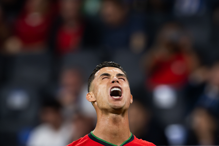 'Did you miss it again?' Sad to say, Ronaldo's disastrous free-kick success rate, 60 tries, 1 successful'Don't kick from now on!'