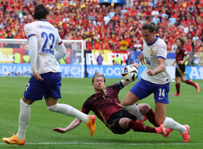  France advances to the quarterfinals with a 1-0 win over Belgium!