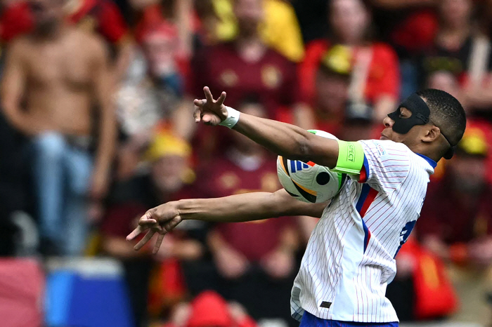  France advances to the quarterfinals with a 1-0 win over Belgium!