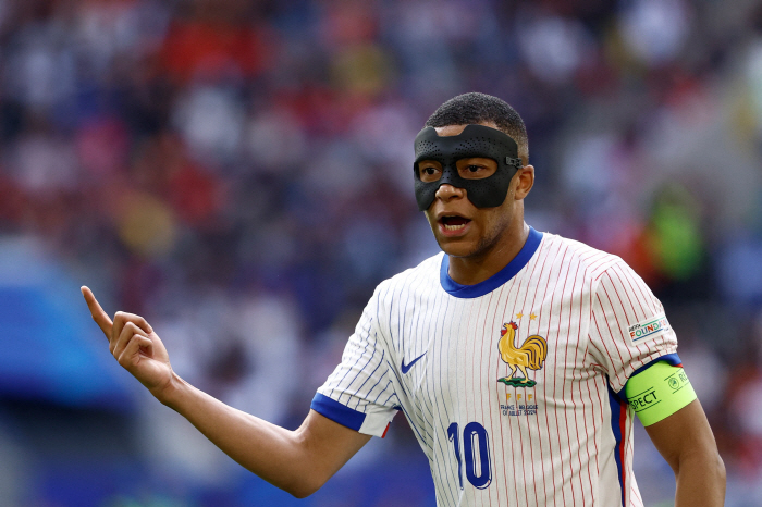  French director admits 'Mbappe, affected by masks'