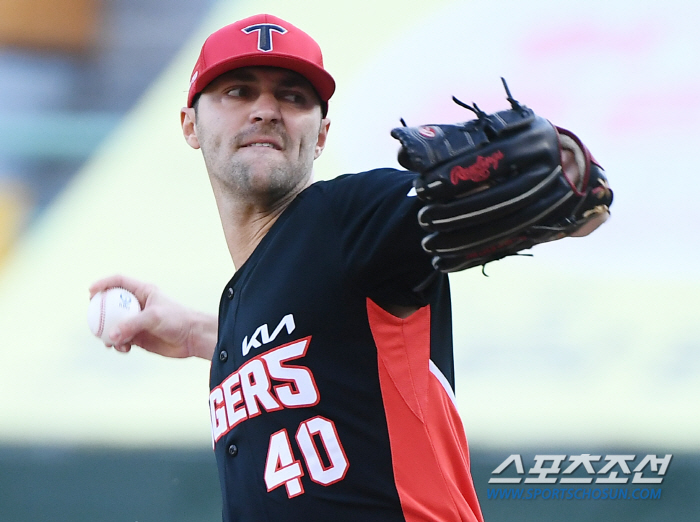 KIA's lucky pitcher, who has changed his glove, is so desperate...Why? 