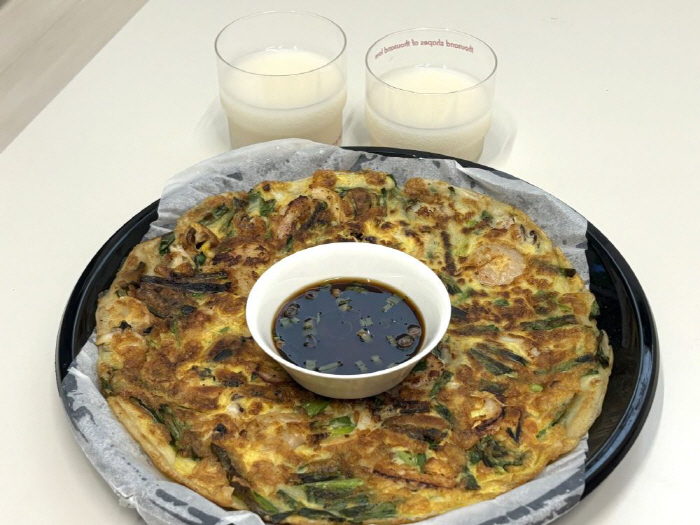 On a rainy day 'Pajeon and Makgeolli', what is the nutritional effect of oriental medicine?