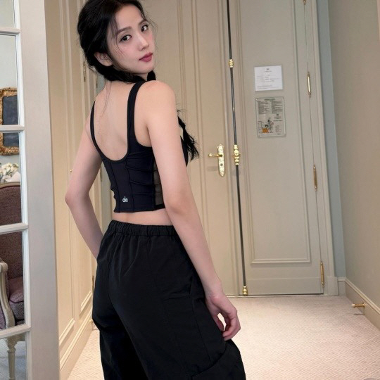 Princess Dior must be hot, too. Ji-Soo, her smooth back is exposed