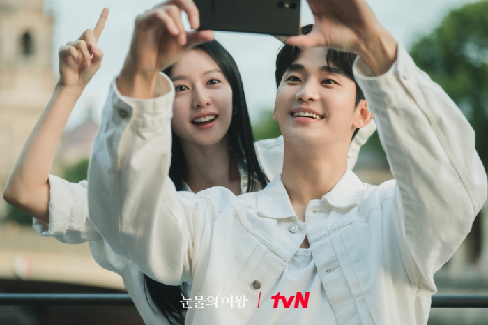  Kim Soo-hyun surprised by 'Kim Saeron Selfie' Kim Ji-won '♥ Hyun-ker' Suspicion Photo 'Light'