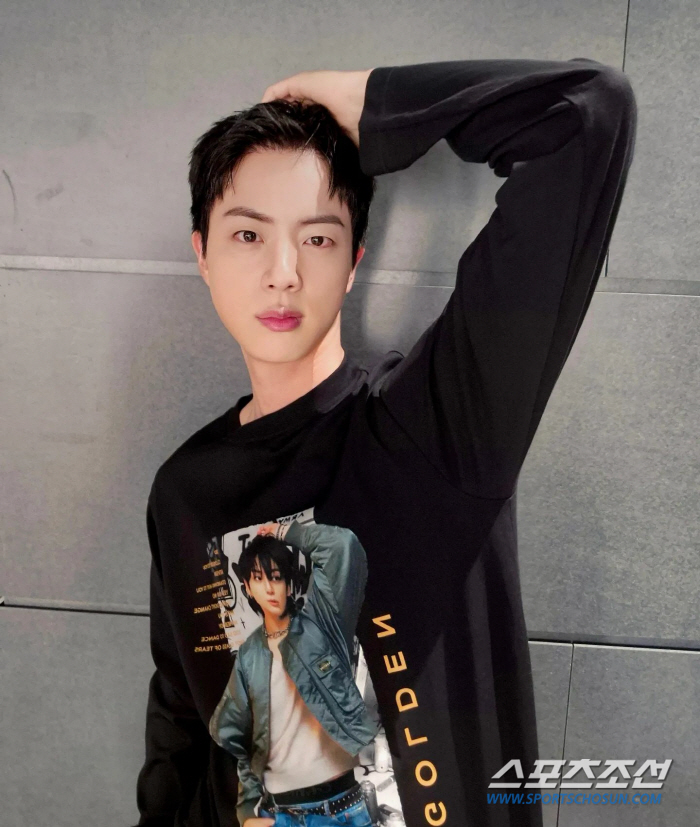  BTS Jin, who became dashing after being discharged from the military, posed after Jungkook 'I'm wearing it because I'm at work'