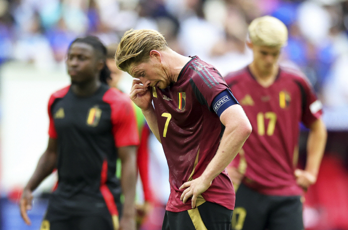 'Stupid!' Soccer scholar Kim Deok-bae was properly scratched by an Italian reporter's question.. But the reporter was too mean