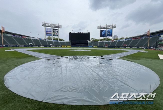 The rain that stopped and then thickened again, Jamsil Stadium, which was hit by a water bomb, started or canceled? be at a crossroads